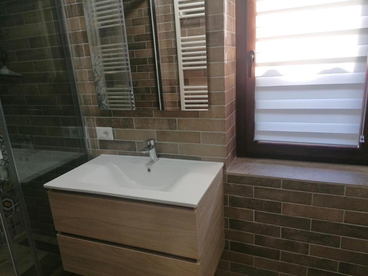 Il Cavour Apartment คาปราโรลา ภายนอก รูปภาพ