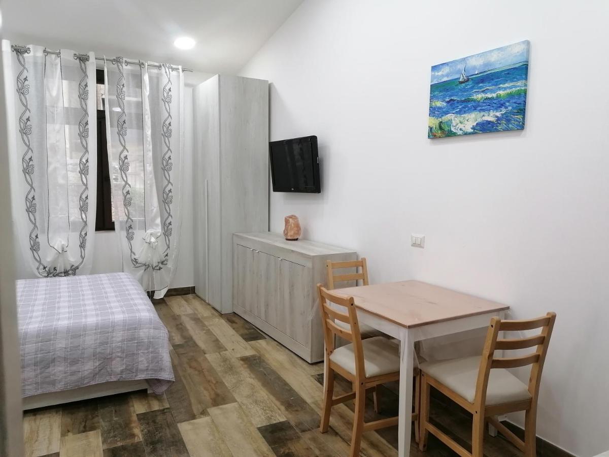 Il Cavour Apartment คาปราโรลา ภายนอก รูปภาพ